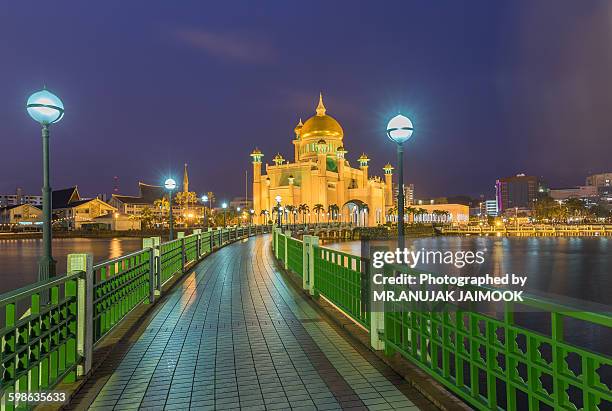 sultan omar ali saifuddien mosque, brunei - omar ali saifuddin mosque stock pictures, royalty-free photos & images