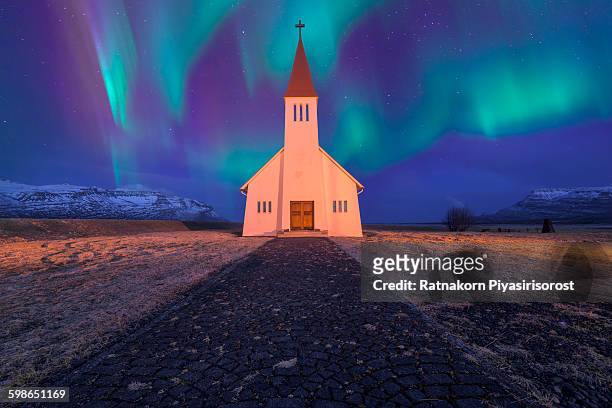 spectacular northern lights appear over church - calancói imagens e fotografias de stock
