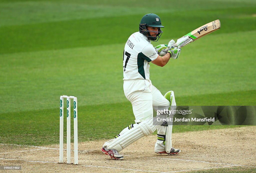 Essex v Worcestershire - Specsavers County Championship - Division Two