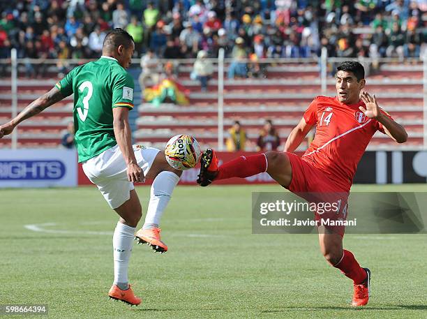 Edemir Rodriguez of Bolivia and Irven Avila of Peru battle for the ball during a match between Bolivia and Peru as part of FIFA 2018 World Cup...