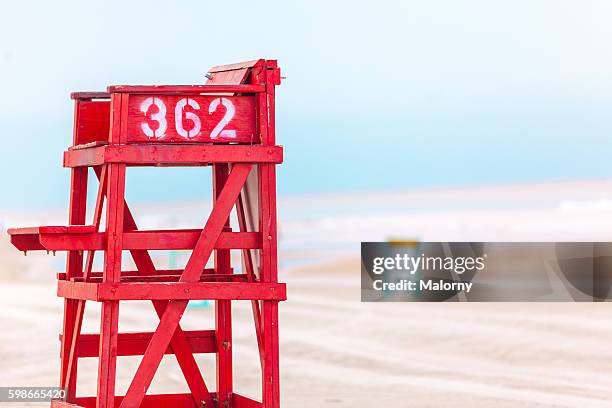 usa, florida, daytona beach. lifeguard tower on beach - cabina del guardaspiaggia foto e immagini stock