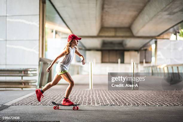 cute skateboard girl - skateboarden stockfoto's en -beelden