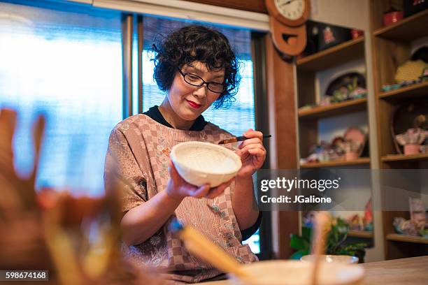 senior japanese craftsperson painting a paper bowl - papier 個照片及圖片檔