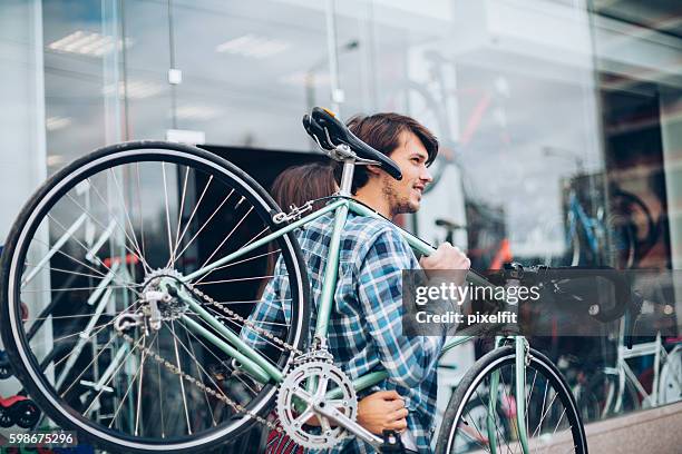 auf dem weg zur fahrradwerkstatt - shopping with bike stock-fotos und bilder