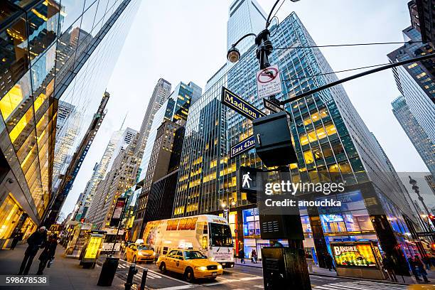 menschen und verkehr auf new yorker straßen, usa - madison avenue stock-fotos und bilder