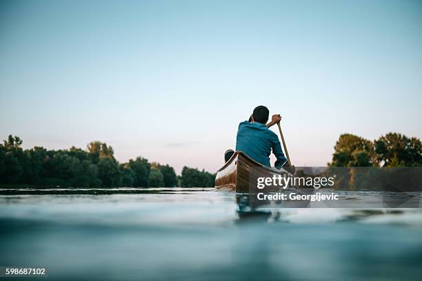 godetevi un giro in barca - canoa foto e immagini stock