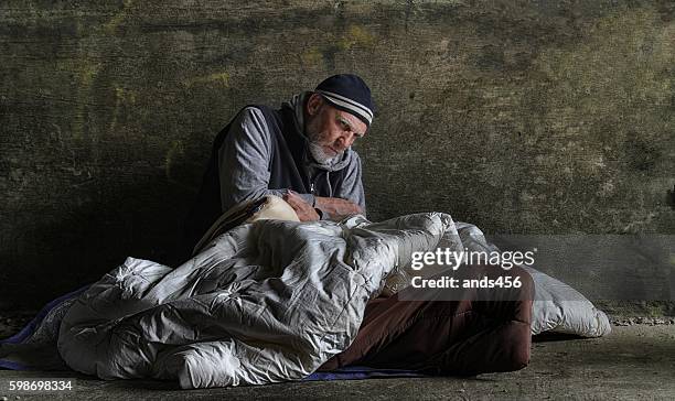 homeless man sleeping rough - homelessness stockfoto's en -beelden