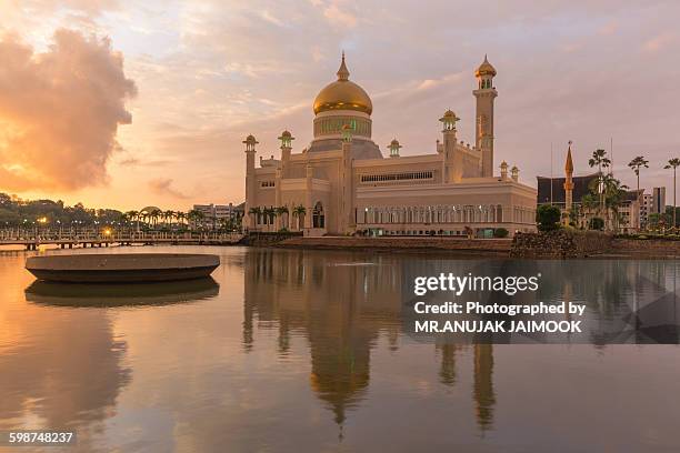 sultan omar ali saifuddien mosque in brunei - omar ali saifuddin mosque stock pictures, royalty-free photos & images