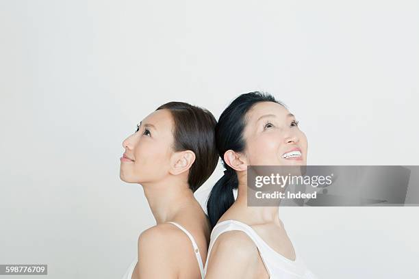 mother and daughter looking up - corpetto foto e immagini stock