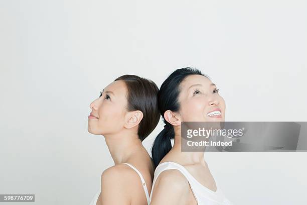 mother and daughter looking up - キャミソール ストックフォトと画像
