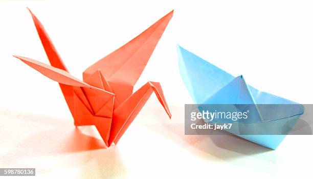 Sfondo neutro con gru di carta origami · Creative Fabrica