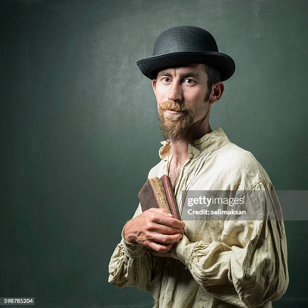 portrait d’homme adulte portant un costume d’époque - costume dépoque photos et images de collection