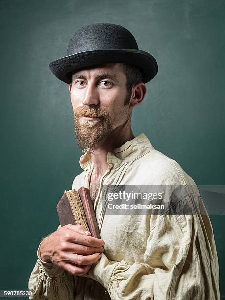 portrait d’homme adulte portant un costume d’époque - costume dépoque photos et images de collection