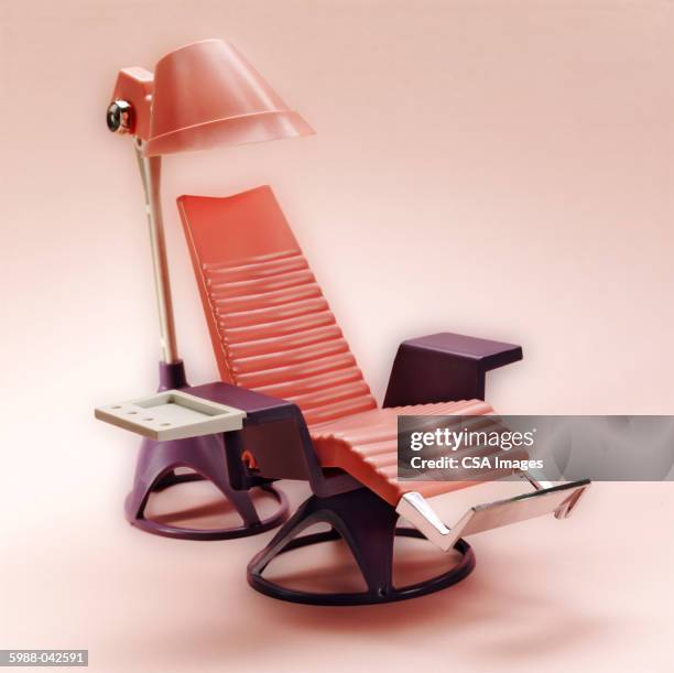 futuristic salon chair - brushing photos et images de collection