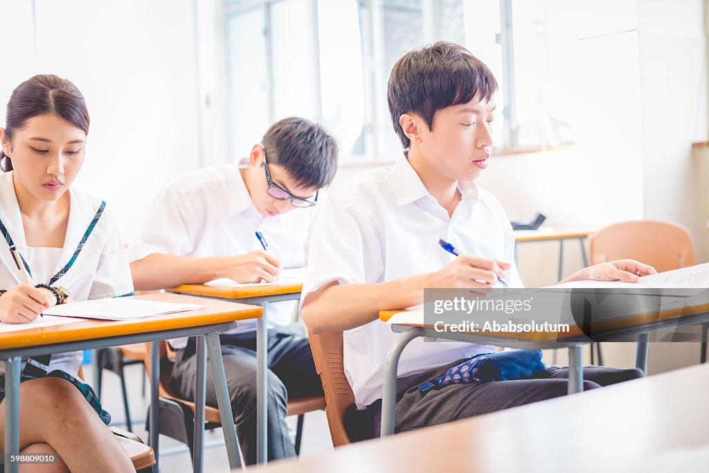 Chinesische Studenten Schreiben Physik Prüfung, Hong Kong School, Asien