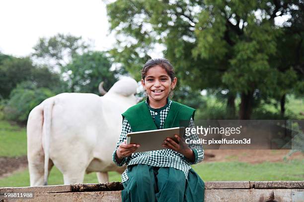 bambina in possesso di tablet digitale - ragazza scuola foto e immagini stock