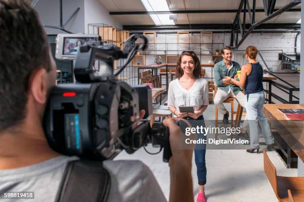 operador de cámara en el trabajo - equipo de medios de comunicación fotografías e imágenes de stock