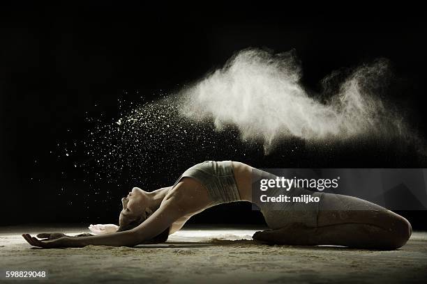 fantástico bailarina dançar na neve recente - dança moderna imagens e fotografias de stock