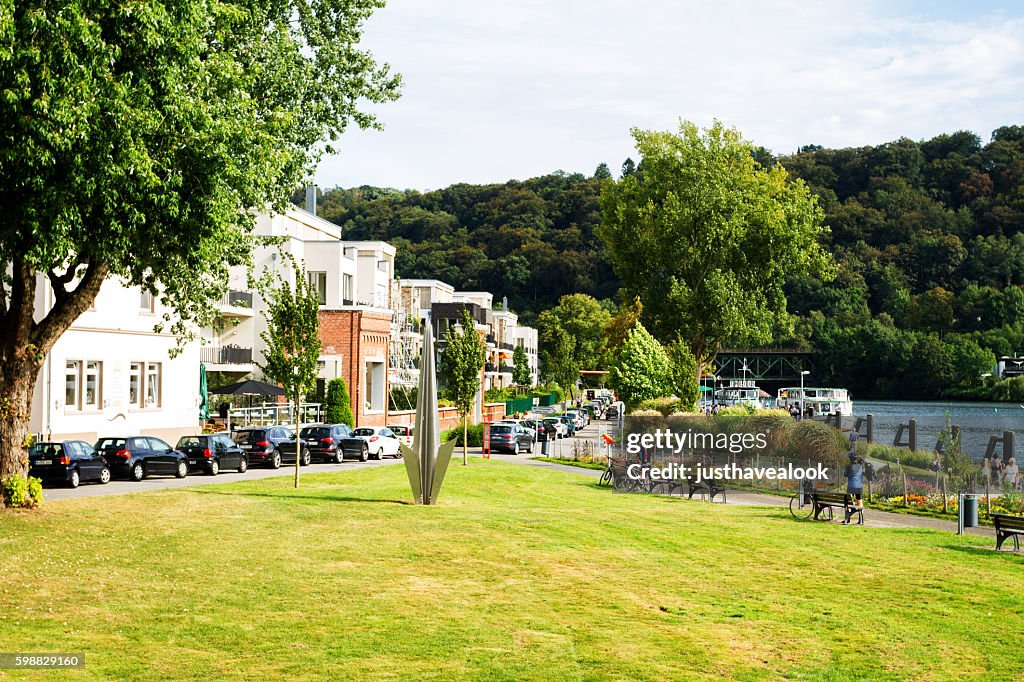 Menschen und neue Häuser an der Promenade in Essen Kettwig