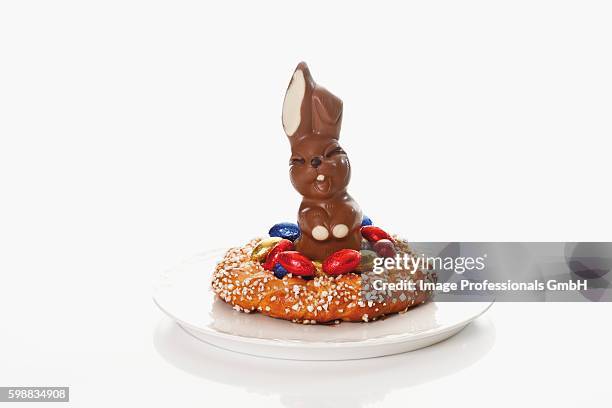 bread wreath with chocolate easter bunny - chocolate bunny stock pictures, royalty-free photos & images