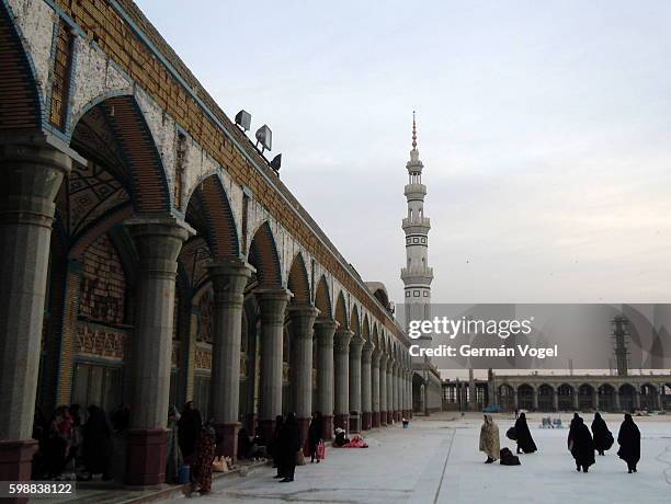 pilgrims at jamkaran mosque courtyard of qom, iran - jamkaran mosque stock-fotos und bilder