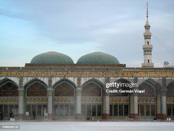 jamkaran mosque archway, domes and minaret - jamkaran mosque stock-fotos und bilder