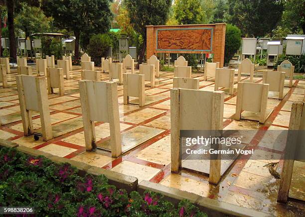 saddam hussein's chemical weapons victims in tehran cemetery - hypocrisy stockfoto's en -beelden