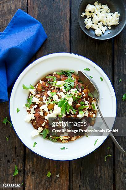 beans with feta - fetta stockfoto's en -beelden