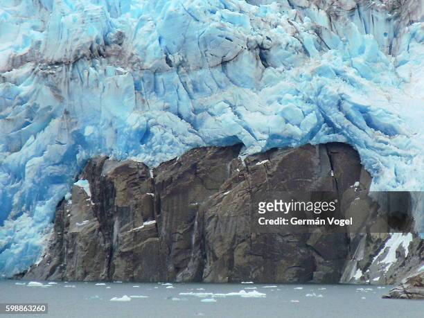 shoreline of glacier iceberg in chilean patagonia - aysén del general carlos ibáñez del campo stock pictures, royalty-free photos & images