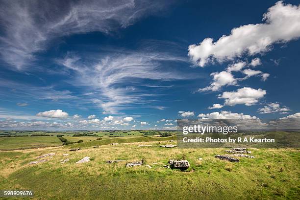 arbor low stone circle in the peak district national park - stone circle stock-fotos und bilder