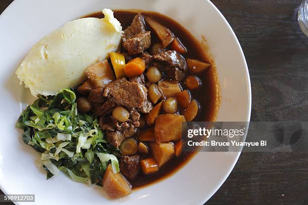 traditional irish beef stew - irish culture stock-fotos und bilder