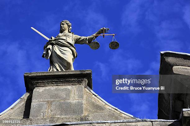 statue of lady justice - justitia-waage stock-fotos und bilder