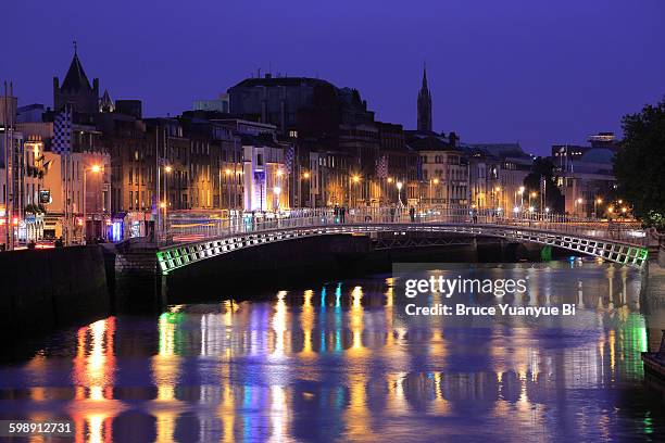 night view of ha'penny bridge and river liffey - dublin fotografías e imágenes de stock