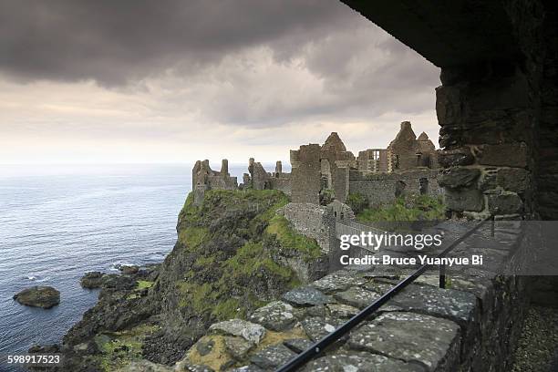 dunluce castle - dunluce castle stockfoto's en -beelden