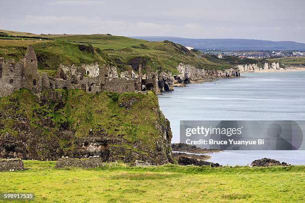 the view of ruin of dunluce castle - dunluce castle stockfoto's en -beelden