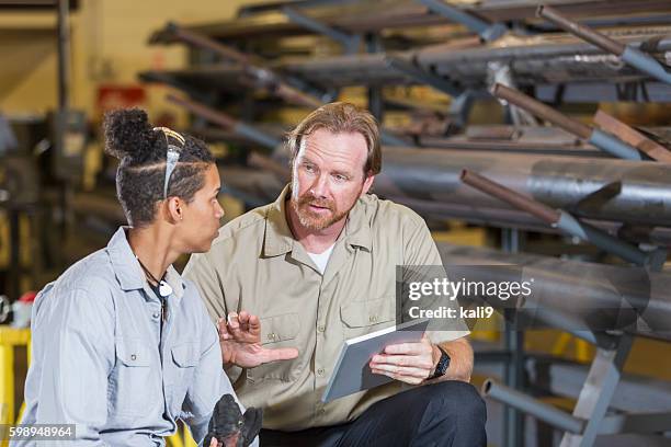 instuctor and student in technical training school - cheftrainer stockfoto's en -beelden