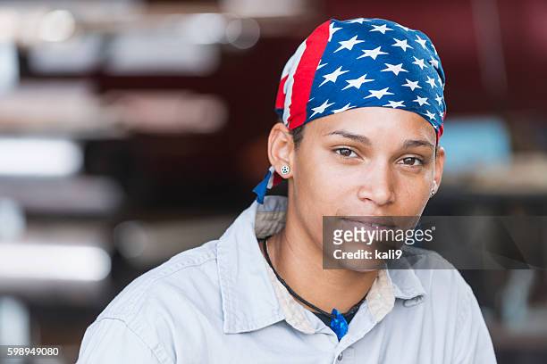 joven trabajadora estadounidense en fábrica - do rag fotografías e imágenes de stock