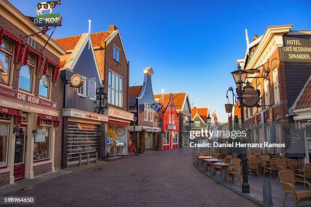 volendam traditional dutch houses against blue sky at sunset - volendam photos et images de collection