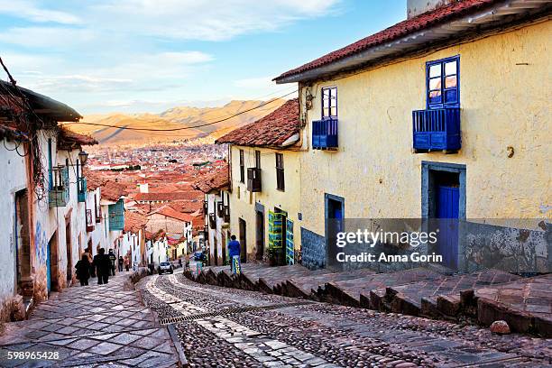 historic architecture of cusco along steep street northwest of plaza de armas, peru - bezirk cuzco stock-fotos und bilder