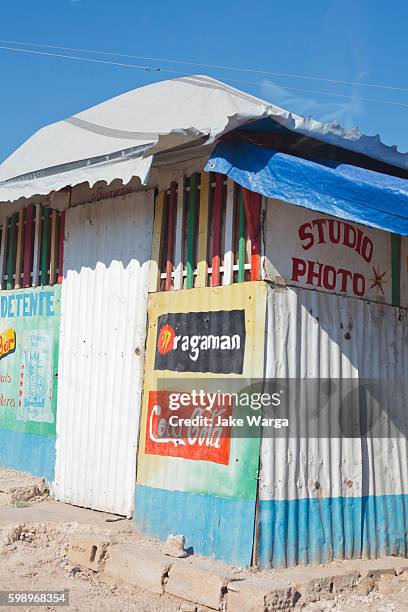 photo studio in shack in port-au-prince - jake warga stock-fotos und bilder