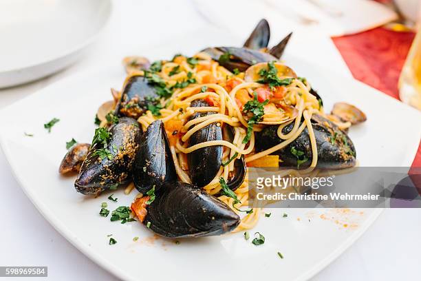 a plate of spaghetti with seafood - seafood foto e immagini stock