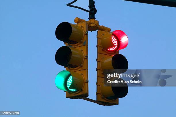 green and red traffic light - stoplight photos et images de collection