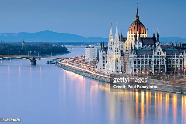 parliament building and the danube river, budapest, hungary - hungary foto e immagini stock