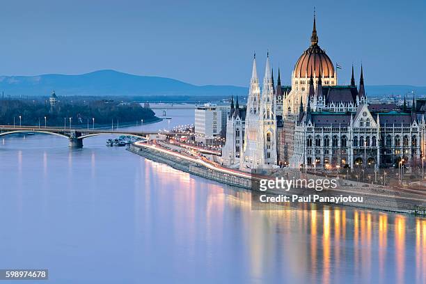 parliament building and the danube river, budapest, hungary - hongarije stockfoto's en -beelden