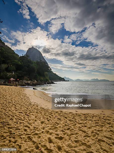 shot of the sugarloaf mountain from the vermelha beach - praia vermelha rio de janeiro stock pictures, royalty-free photos & images