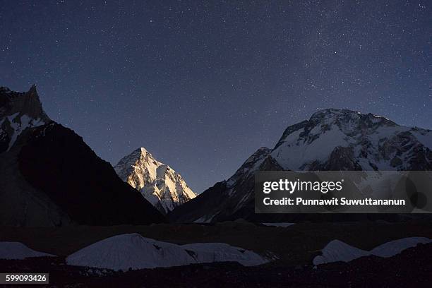 k2 mountain under the moon light, concordia camp - k2 mountain - fotografias e filmes do acervo