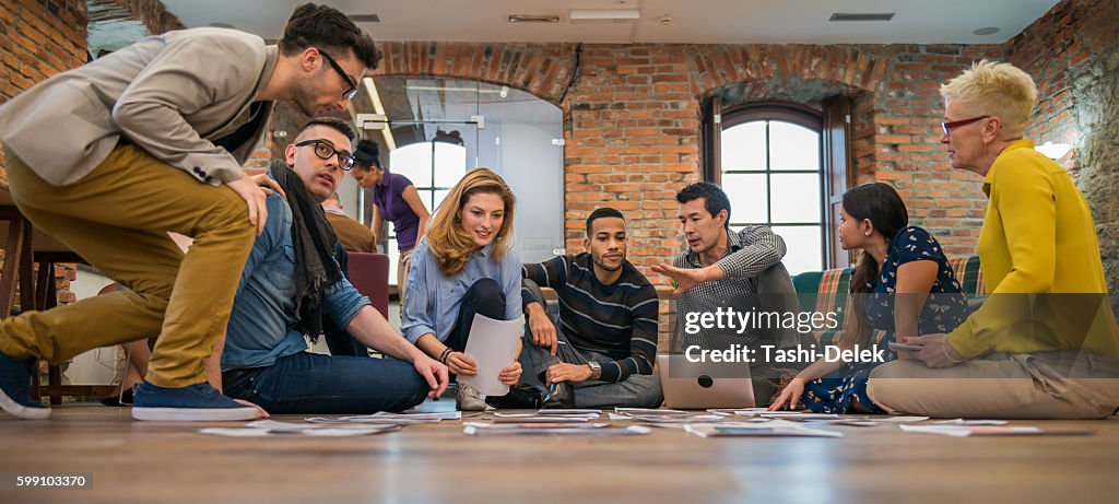 Werbeagentur-Team wählt Modell für Kampagne