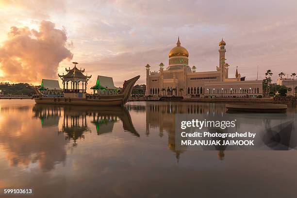 sultan omar ali saifuddien mosque, brunei - sultan omar ali saifuddin mosque fotografías e imágenes de stock