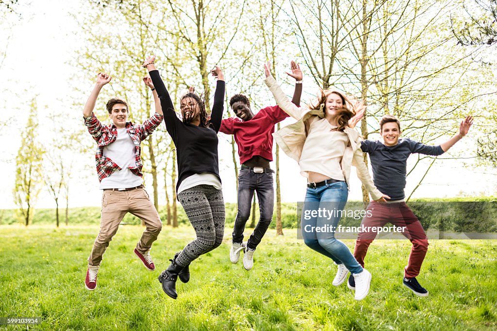 Eine Gruppe Von Menschen Springen Im Park In Der Dämmerung Stock-Foto ...