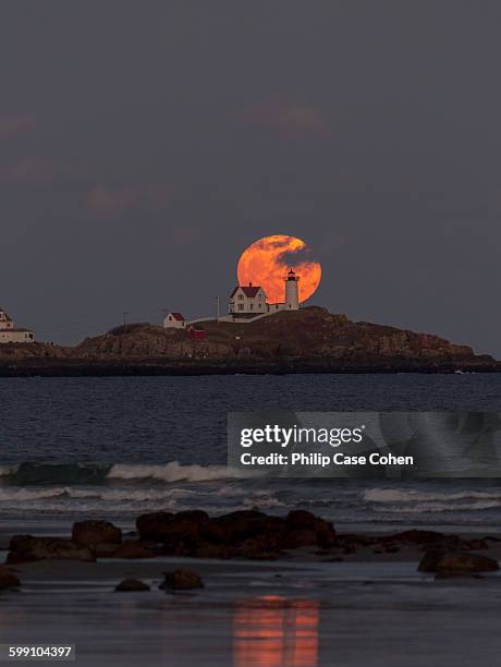 full moon over nubble lighthouse - maine lighthouse stock pictures, royalty-free photos & images